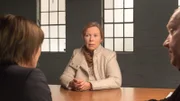 Elke Senfft (Marion Kracht, M.) steht unter Druck. Die Polizei hat herausgefunden, dass sie den Toten sehr wohl gekannt hat. Warum hat sie die Polizei angelogen?