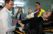 Als Notarzt Dr. Lorenz (Markus Neumann, 2.v.li.) den Patienten Tobias Rauch (Guido Broscheit, li.) in die Sachsenklinik einliefert, äußerst Sarah Marquardt (Alexa Maria Surholt, 2.v.re.) ihren Verdacht: Der Mann riecht stark nach Alkohol, er scheint total betrunken zu sein. Dr. Kai Hoffmann (Julian Weigend, re.) will den Patienten erst einmal untersuchen und bittet Schwester Miriam (Christina Petersen, mi.) dazu.