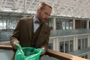 Leo Oswald (Wanja Mues) belauscht in der Kanzlei ein Gespräch zwischen Westmann und seiner Tochter.