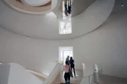 Auch im Inneren des Gehry-Turms gibt es Spannendes aus Kunst und Design zu entdecken: wie diesen Deckenspiegel von Olafur Eliasson.