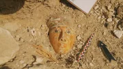 Glückstag in Dra‘ Abu el-Naga: Die bunte Holzmaske stammt aus der Spätzeit des Alten Ägyptens.