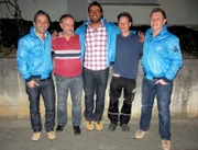 Die Trödelprofis Mauro Corradino (li.), Sükrü Pehlivan (Mitte) und Otto Schulte (re.) unterstützen dieses Mal Torsten (2.v.re.) und dessen Vater Werner (2.v.li.)