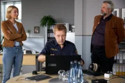 Die Kommissare Winter (Vanessa Eckart, l.) und Stadler (Dieter Fischer, r.) freuen sich über einen ersten Ermittlungserfolg: Polizeihauptmeister Mohr (Max Müller, M.) konnte anhand einer Tonaufnahme den exakten Todeszeitpunkt des Mordopfers feststellen.