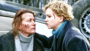 Nach dem Autounfall will Bine (Anette Hellwig, re.) von Eva (Karen Böhne) wissen, warum sie sie so gequält hat.