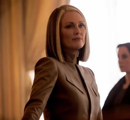 Julianne Moore als President Alma Coin