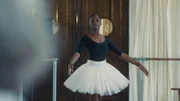 Für Flora (Suzy Bemba) steht das großem Vortanzen bevor. Um die Rolle als Solotänzerin zu bekommen, muss sie sich durchsetzen und die Leistung zeigen, auf die sie lange hingearbeitet hat.