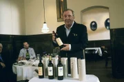 "Weinpapst" Thomas Irion (Vadim Glowna, r.) präsentiert seine erlesenen Weine im Feinschmeckerlokal "Ägidi".