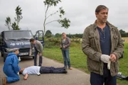 Ein maskierter Mann hat mit einer Panzerfaust einen Geldtransporter überfallen, der Fahrer kam dabei ums Leben. V.l.n.r. Dr. Strahl (Christoph Tomanek),  (als Strahl), Pawel Olkowski (Tom Keune), Lars Englen (Ingo Naujoks), Sandra Schwartenbeck (Marie Luise Schramm) und Finn Kiesewetter (Sven Martinek).
