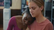 Aurore (Hortense De Gromard, r.) leidet offensichtlich unter dem enormen Druck, immer den Anforderungen gerecht zu werden. Flora (Suzy Bemba, l.) möchte ihr helfen, muss sich aber auf den nächsten Auftritt vorbereiten.