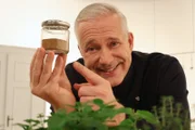 Sternekoch Alexander Herrmann präsentiert eine neue Variante seines berühmten, selbstgemachten Brühpulvers.