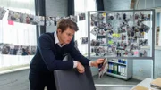 Dem Austauschpolizisten Eddi Jansons (Gustavs Gailus) wurde der Auftrag gegeben die 200 Fotos, die zum Tatzeitpunkt geschossen wurden, auf Hinweise zu überprüfen. Eddi sucht ein Foto, auf dem der Täter den Flachmann des Opfers entwendet haben muss. Eddi ist sichtlich gestresst über den langsamen Fortschritt seiner Ermittlungen. Wird er dahinterkommen, wer den Flachmann entwendet hat? Oder braucht er doch die Hilfe seiner Kolleginnen und Kollegen?