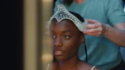 Flora (Suzy Bemba) hofft auf ihre erste große Chance bei Schwanensee mitzutanzen. Aber kurz bevor sie die Bühne betritt, erwartet sie eine herbe Enttäuschung.