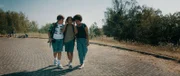 Felix (Junes Callaert, Mitte) hört seltsame Geräusche mit seinem Walkman. Seine Freunde Sammy (Arthur Hermans, links) und Noor (Maja Azila) hören mit.