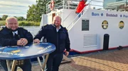 Michael und Martin Rasche - mit ihrer "Heidi" schippern sie Fahrradtouristen von Boddenort zu Boddenort.