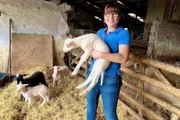 Sabine Görnert vom Biobauernhof Konradsdorf mit Lamm