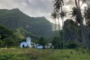 Die Kirche von Hanavave auf der Insel Fatu Hiva am südlichsten Rand des Archipels: Steile, dicht mit tropischem Regenwald bewachsene Basaltkegel prägen die Gegend. Eine Schotterpiste verbindet die einzigen beiden Dörfer mit insgesamt 600 Einwohnern.