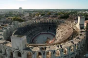 Das südfranzösische Arles war bislang vor allem für seine antiken Wahrzeichen wie das berühmte Amphitheater bekannt. Mit dem Gehry-Turm (im Hintergrund) wurde das Stadtbild 2021 um einen imposanten Neubau ergänzt.