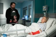 Annegret Freibrink (Hedi Kriegeskotte) hat nicht um den Besuch ihres Sohnes Hans Konrad (Mathias Harrebye-Brandt) gebeten und das macht sie ihm auch unmissverständlich klar. Annegret ist seit einem selbstverschuldeten Unfall, bei dem ihr Mann ums Leben kam, querschnittsgelähmt. Seit diesem Unfall steht der stumme Vorwurf zwischen Mutter und Sohn, dass Annegret die Schuld am Tod des Vaters trägt und seither beißt sie jeden weg.