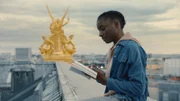 Flora (Suzy Bemba) muss sich bestmöglich auf ihr nächstes Vortanzen vorbereiten. Denn für sie steht alles auf dem Spiel.