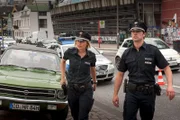 Melanie (Sanna Englund, l.) und Mattes (Matthias Schloo, r.) auf dem Weg zum Unfallort. Eine Frau wurde bei einem Verkehrsunfall schwer verletzt.