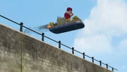 Joe Sparkes hat sein Luftschiff nicht mehr unter Kontrolle und fliegt über den Kai.