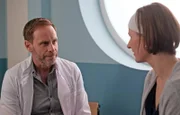 Maria Webers (Annett Renneberg) Entlassung steht bevor und Dr. Kai Hoffmann (Julian Weigend) bietet ihr an, sich um sie zu kümmern. Als Maria ihn daran erinnert, dass sie bei Martin Stein wohnt und das dann eher schwierig werden könnte, bittet Kai sie überraschenderweise zu ihm zu ziehen.