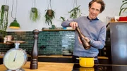 eporter Jo Hiller würzt mit einer großen Pfeffermühle eine Suppe. Auch Gewürze werden zum Teil gestreckt oder falsch deklariert.