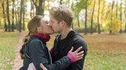 Die Austauschpolizistin Anneke van der Meer genießt ihr frisches Liebesglück mit dem smarten Chris. Doch zur selben Zeit wird die Leiche einer jungen georgischen Frau in der Ostsee gefunden. Ein Mordfall, der auch Annekes Vertrauen in Chris in Frage stellen wird (Isabel Berghout, Anton Rubtsov).