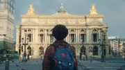 In der Opéra Garnier auftreten zu dürfen ist ein Privileg, dass nur wenigen Balletttänzern zuteil wird. Ständig versuchen sich neue Talente, wie Flora (Suzy Bemba) zu behaupten. Doch der Weg an die Spitze ist hart.
