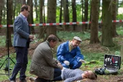 Die 17-jährige Nadine Bomke (Marie Bendig, liegend) wird von ihrer Schwester Paula mit einem Kopfschuss tot im Wald aufgefunden. Pathologe Dr. Strahl (Christoph Tomanek, r.) erklärt Lars Englen (Ingo Naujoks, l.) und Finn Kiesewetter (Sven Martinek, M.) seine erste Einschätzung zu dem Fall.