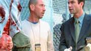 Woody (Jerry O'Connell, r.) vermutet, dass das Opfer in ein Mordkomplott verwickelt war. Doch Dr. Macy (Miguel Ferrer) ist anderer Ansicht.