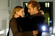 Anna Kolmaar (Theresa Scholze) ist froh darüber, dass sie sich auf Mense Peiper (Niels-Bruno Schmidt) verlassen kann.
