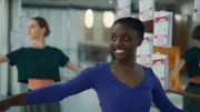 Die Aufführung "White Noise" rückt immer näher. Doch die Frage der Besetzung bleibt bis zuletzt ungeklärt. Nun bekommt Flora (Suzy Bemba, r.) ihre erste Chance, auf der Bühne aufzutreten.