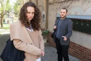Der Politik-Blogger Frank Ollendorf (Eugen Knecht, r.) lauert der Freundin des Toten, Maja Gedicke (Muriel Wimmer, l.), auf. Er will ihr helfen, die Wahrheit über den Tod von Jonas herauszufinden, denn die Polizei will die Wahrheit vertuschen.