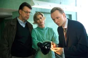 Der Versicherungstechniker (Holger Handtke, r.) versichert Kommissar Hoffer (Jörg Gudzuhn, l.) und Dr. Judith Sommer (Gesine Cukrowski, M.), dass er sich die völlige Zerstörung des Herzschrittmachers nicht erklären kann.