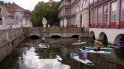 Stadtführung auf dem Stand-Up-Paddle-Board im Schlossgraben von Wolfenbüttel.