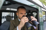 Leo Oswald (Wanja Mues) wird von Westmann beauftragt, eine Mitarbeiterin zu beschatten, die gerade gekündigt hat.