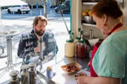 Auch ein Rechtsanwalt braucht mal eine Pause: Benni Hornberg (Antoine Monot, Jr.) gönnt sich eine Currywurst bei Gerda (Regine Vergeen) und versucht, ihr das Rezept für die Soße zu entlocken.