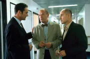 Dr. Hans Leukers (Helmut Zierl, l.), der Verwaltungsdirektor der Klinik, und Dr. Robert Kolmaar (Ulrich Mühe, r.) versuchen Prof. Bondzio (Dieter Mann, M.) hinsichtlich der Operation seiner Frau zu beruhigen.