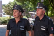 Claudia (Janette Rauch, l.) begleitet Wolle (Harald Maack, r.) auf dem Weg zu seiner Bekannten, deren Sohn an einer Straftat beteiligt war. Keine einfache Aufgabe für Wolle.