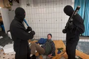 Kalli (Hans Peter Korff, M.) wird in seinem Fisch-Imbiss überfallen. Doch den Tätern geht es nicht um Geld. Sie sind auf der Suche nach einer ganz bestimmten Ware.
