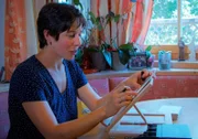 Nadia Ennemoser beim Malen.