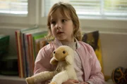 Ronja (Lotte Shirin Keiling) freut sich darüber, dass sie von Clara, einem Mädchen aus dem Kindergarten, eine Geburtstagseinladung bekommen hat.
