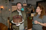 Nina (Maria Wedig) erfährt von Erik (Patrick Heinrich), dass er zeigen will, wie sehr er Toni liebt.