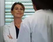 Ellen Pompeo (Dr. Meredith Grey).