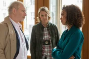Tamara Meurer (Anja Pahl, M.) und Bernhard Henschel (Michael Lott, l.) befragen die Bürgermeisterschaftskandidatin Isabel Arnold (Sithembile Menck, r.) zu den Vorwürfen, mit dem Verstorbenen eine Affäre gehabt zu haben.