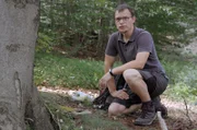 Biologe Paul Lippitsch erklärt seine Arbeit am deutsch-tschechischen Wolfsmonitoring-Projekt.