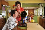 Nachdem Axl (Charlie McDermott, r.) unbeabsichtigt Bricks (Atticus Shaffer, l.) Schulprojekt, eine Teig-Karte von Indiana, gegessen hat, sind beide der Meinung, diese mit Leichtigkeit nochmal backen zu können.
