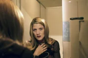 Ellen Nyberg (Astrid Fünderich) wundert sich über ihre plötzliche Übelkeit im Feinschmeckerlokal.