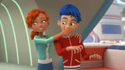 Adelaide (li.) und Jet (re.) sind mit ihren Eltern unterwegs, um Gesteinsproben zu sammeln: sie sind auf der Suche nach einem Stein, der dieselbe Zusammensetzung hat, wie das außerirdische Raumschiff. Die beiden Kinder sind davon allerdings ziemlich gelangweilt...